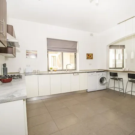 Private Bedrooms In Sea View Flat Theoria Travel Гостевой дом Слима