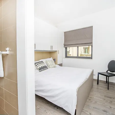 Гостевой дом Private Bedrooms In Sea View Flat Theoria Travel 5*