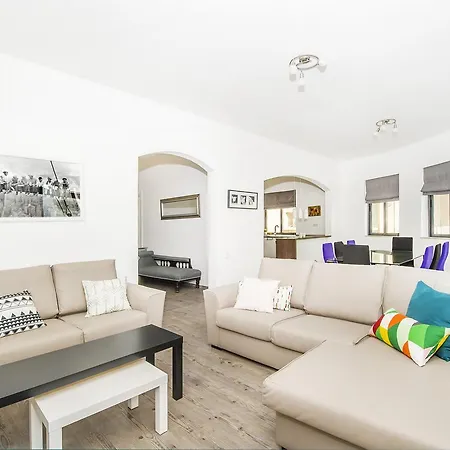 Гостевой дом Private Bedrooms In Sea View Flat Theoria Travel
