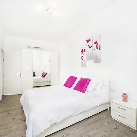 Private Bedrooms In Sea View Flat Theoria Travel Гостевой дом Слима