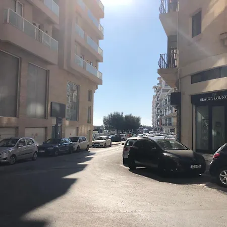 Private Bedrooms In Sea View Flat Theoria Travel 5* Слима