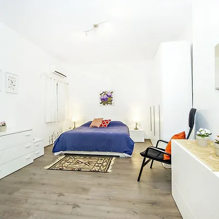 Guest house Private Bedrooms In Sea View Flat Theoria Travel 5*